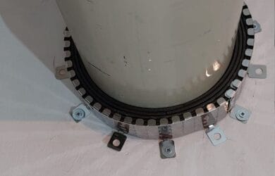 Base di supporto per tubo con anello di fissaggio in metallo e viti.